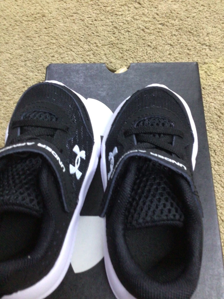 Nuevos zapatos Under Armour en caja para niños talla 7k Foto 4 de 4