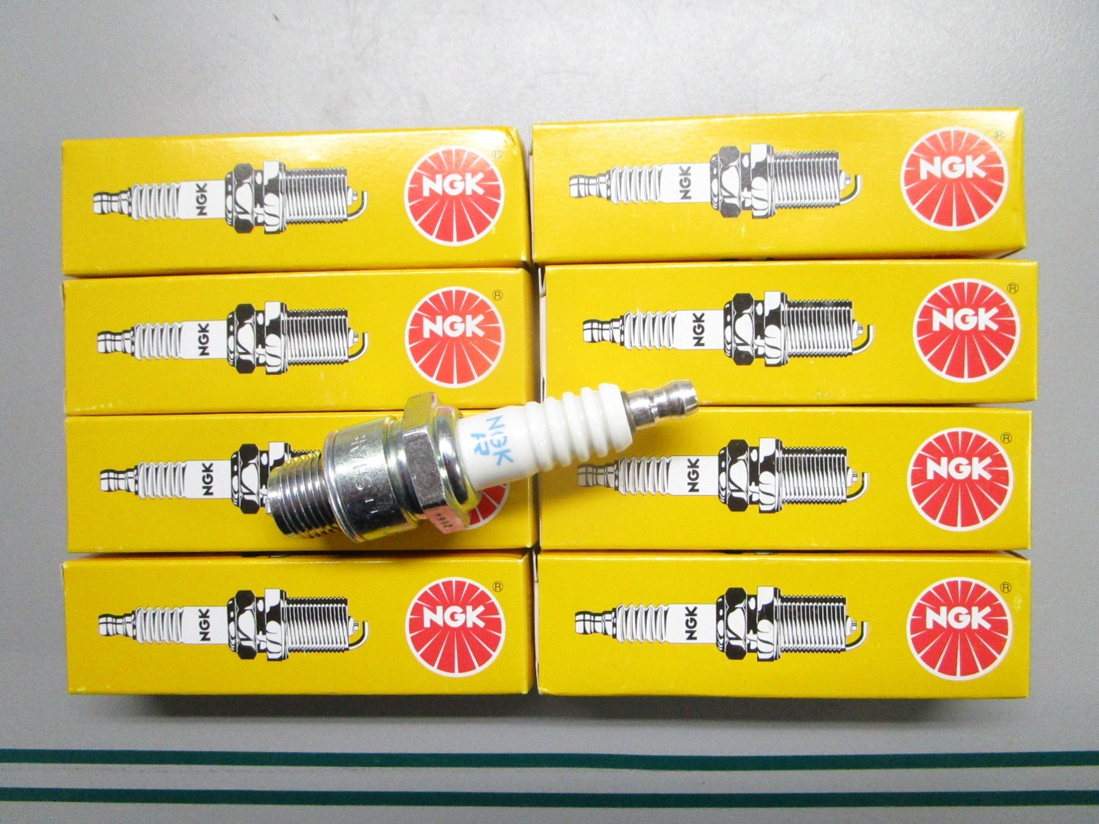 NEW NGK BR7HS-10 Marine Spark Plug NOS LOT OF 8 Yamaha Suzuki Tohatsu 0820