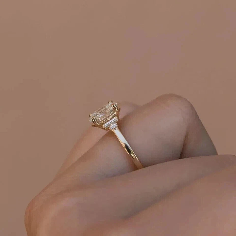 Anillo de boda de compromiso de diamantes de corte ovalado de 2 quilates enchapado en oro amarillo de 14 quilates Foto 4 de 4