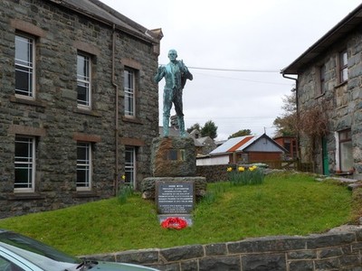 Photo A2 Statue of Hedd Wyn, Trawsfynydd Trawsfynydd/SH7035 Hedd Wyn wa c2012