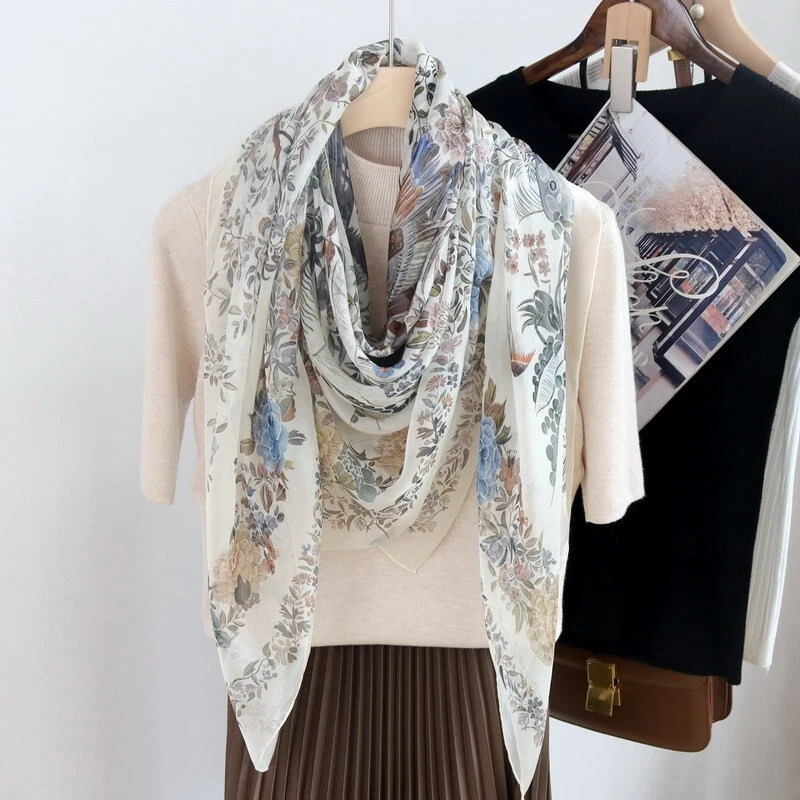 Bufanda envolvente de seda 100 % gasa pareo playa flores enrolladas a mano estampado de aves 54"*54" Foto 3 de 4