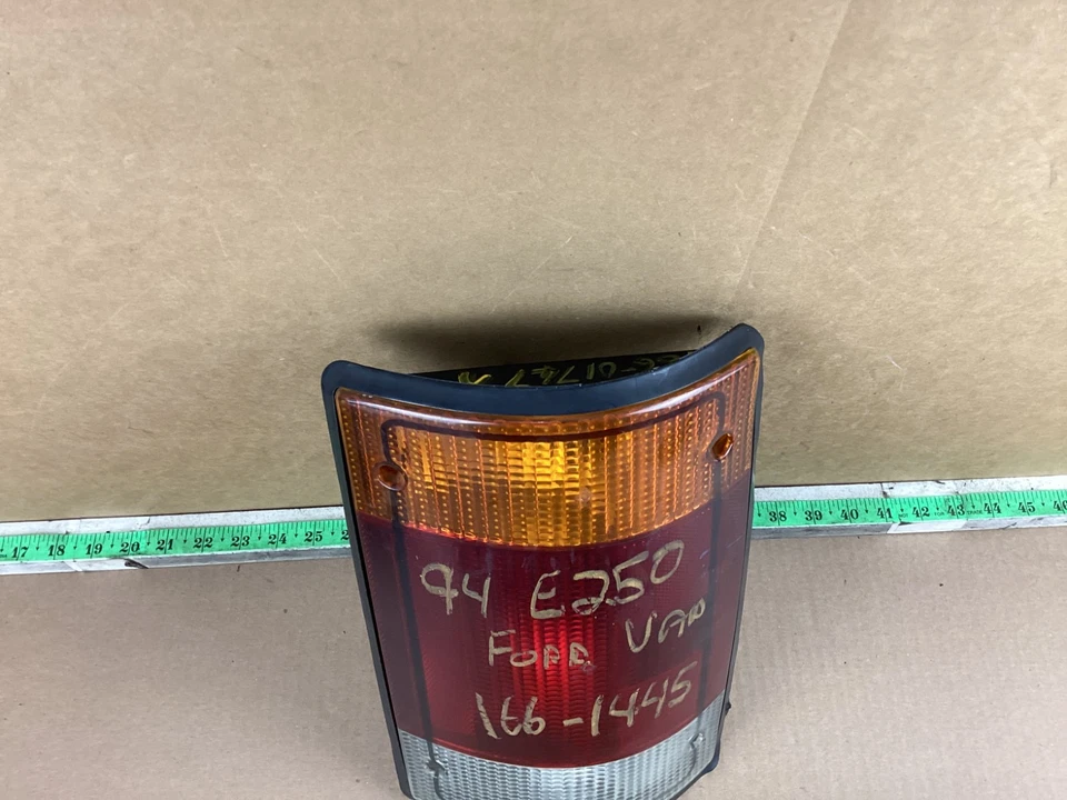 Conjunto de luces traseras laterales derecho pasajero Ford E250 1992-1994 OEM Foto 2 de 4