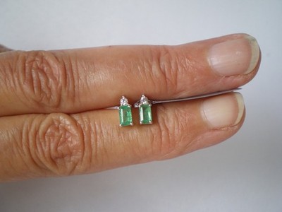 Sambischer Smaragd Ohrstecker, 0,65 Karat, 0,75 Gramm 925 Sterling Silber