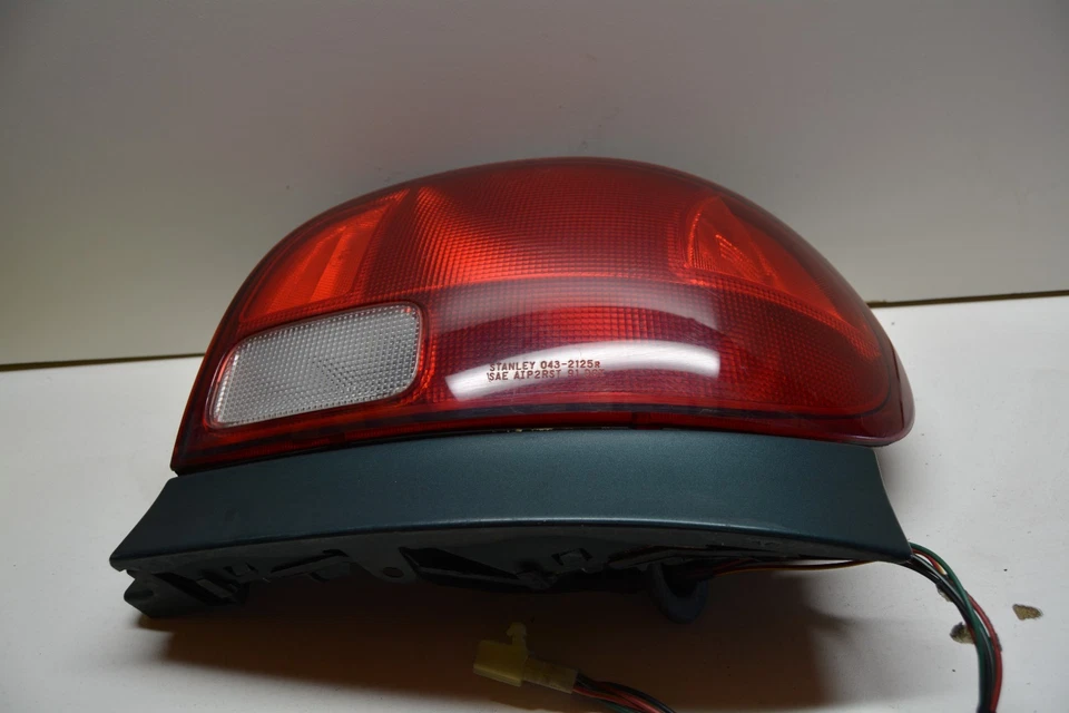 95-01 CHEVROLET GEO METRO RIGHT PASSENGER SIDE TAIL LIGHT LAMP OEM, 166-60244 - Image 4 of 4