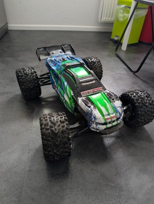 Traxxas E-revo 1/8 4 Akkus, Ladegerät OVP Top