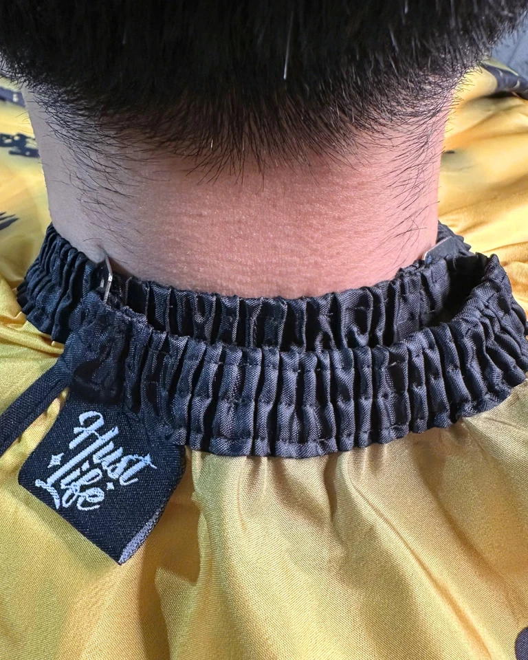 Denim amarillo • Capa de pelo premium de peluquería para salón Foto 3 de 3