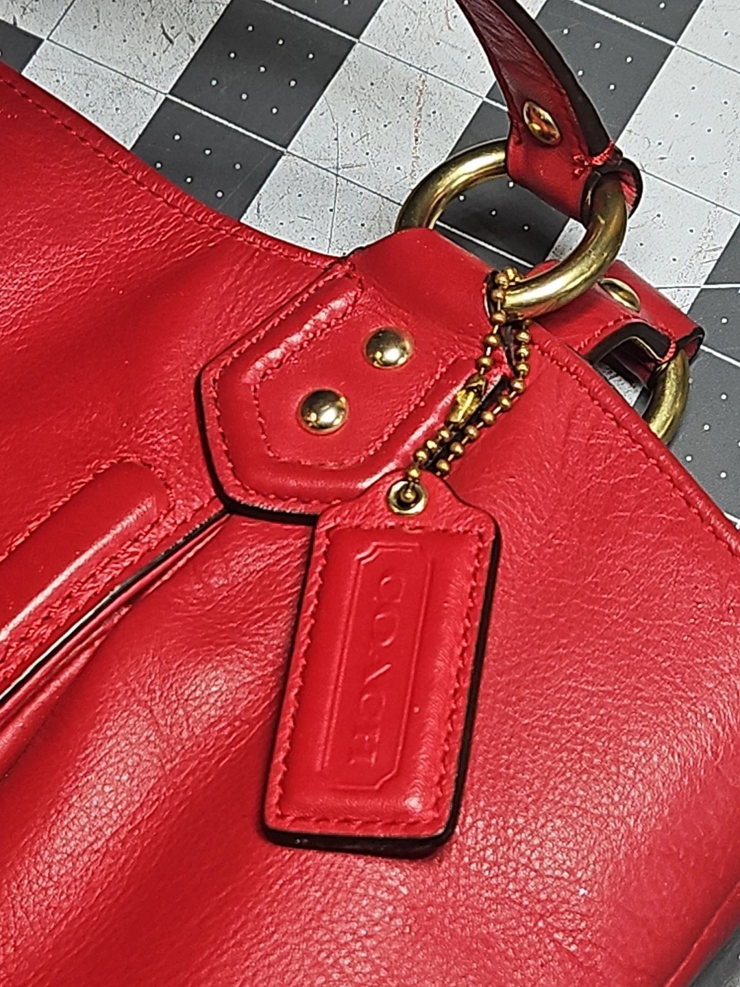 Autentica borsa a tracolla Coach Campbell Belle F24961 in pelle rossa in ottime condizioni