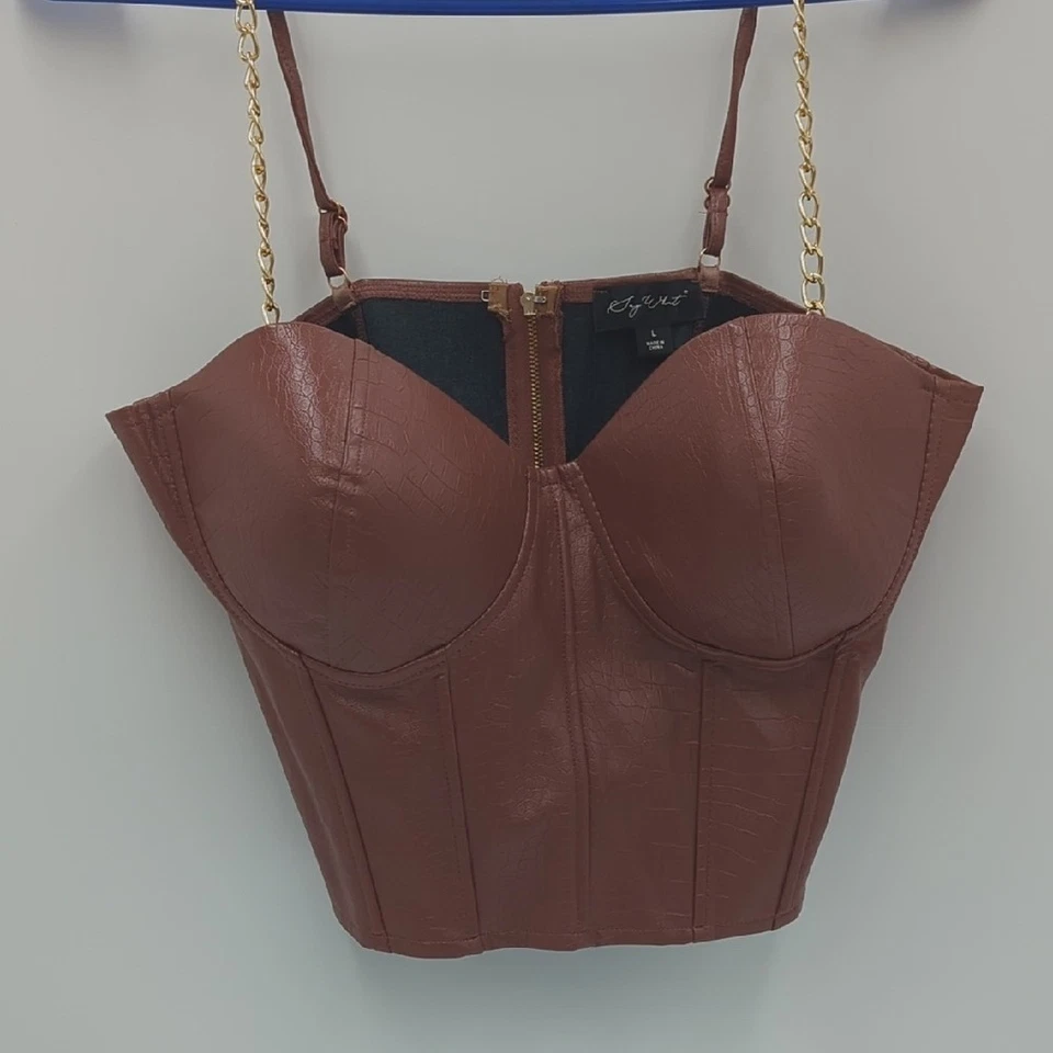 Conjunto de minifalda y top de cuero sintético Say What correa de cadena grande con estampado de cocodrilo marrón Foto 2 de 4