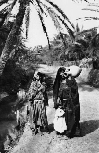 Arabische Frau mit Kinder Wasserträgerin Foto Karte - Bild 1 von 2