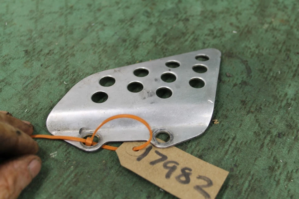 Kawasaki ZX900 B3 ZX9R 1996 RIGHT Hand Side Riders Alloy Heel Plate Guard - Image 3 of 4