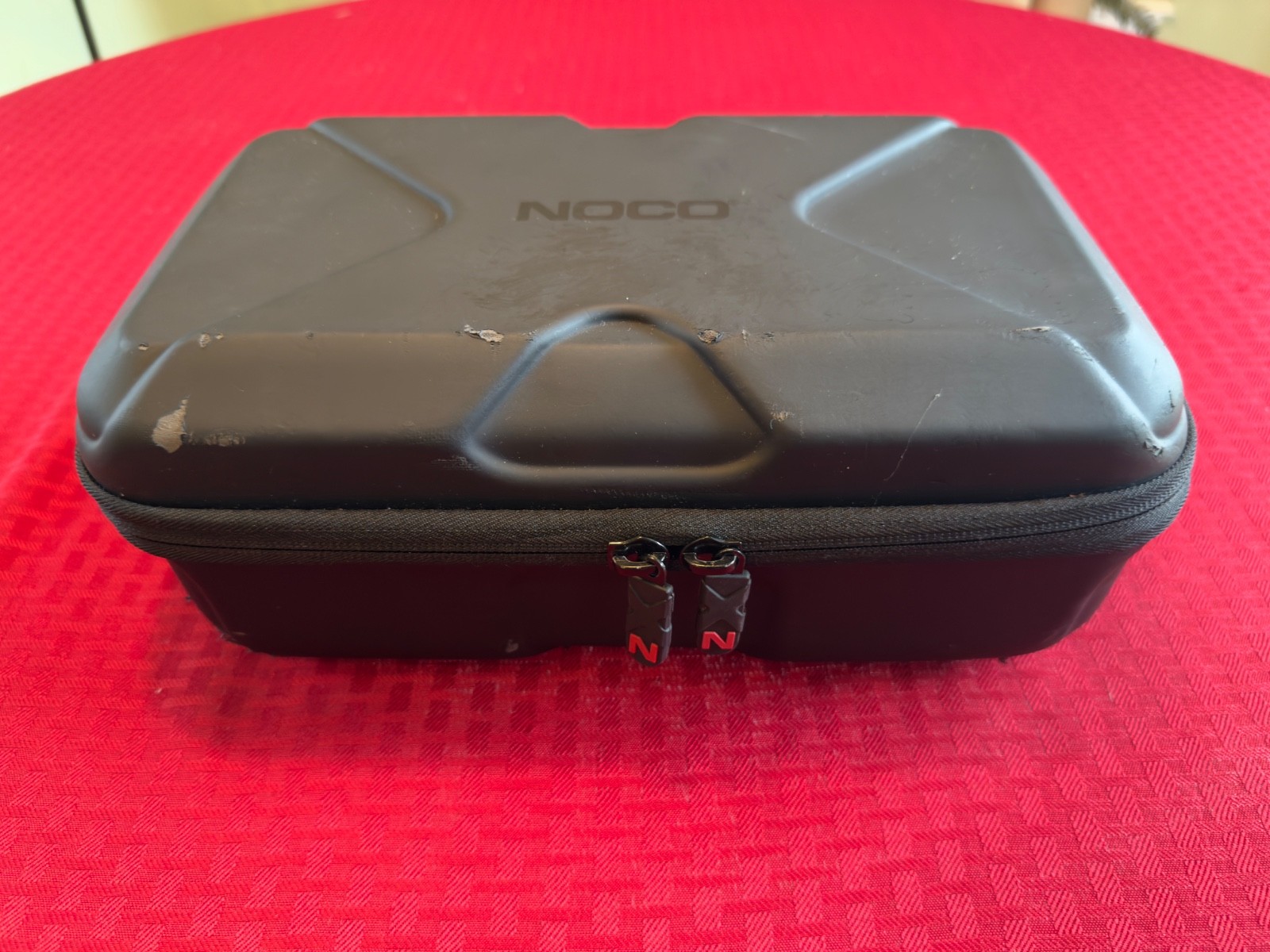 NOCO Genius GB70 Boost HD 2000A UltraSafe 12V Lithium Jump Starter & case