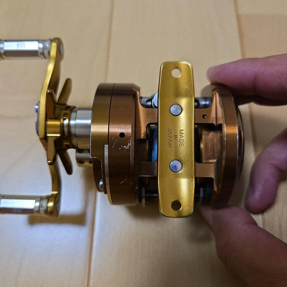 Megabass Monoblock Topaz Casting Reel Fishing Reel Right Hand Freshwater Bass - Image 3 of 4
