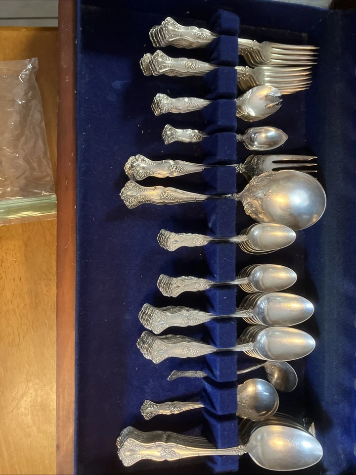 Rogers Bros 1847 International Silver Vintage Uva Silver Plate 76 Piezas Set Lote Foto 2 de 4