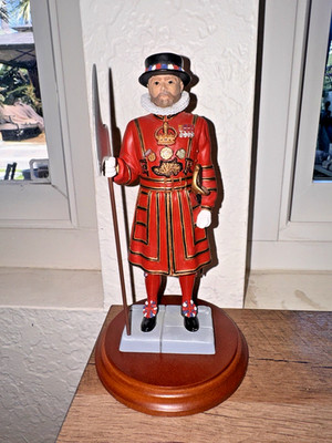 Robert Harrop People People British Beefeater tower guard PP14 2002 signed