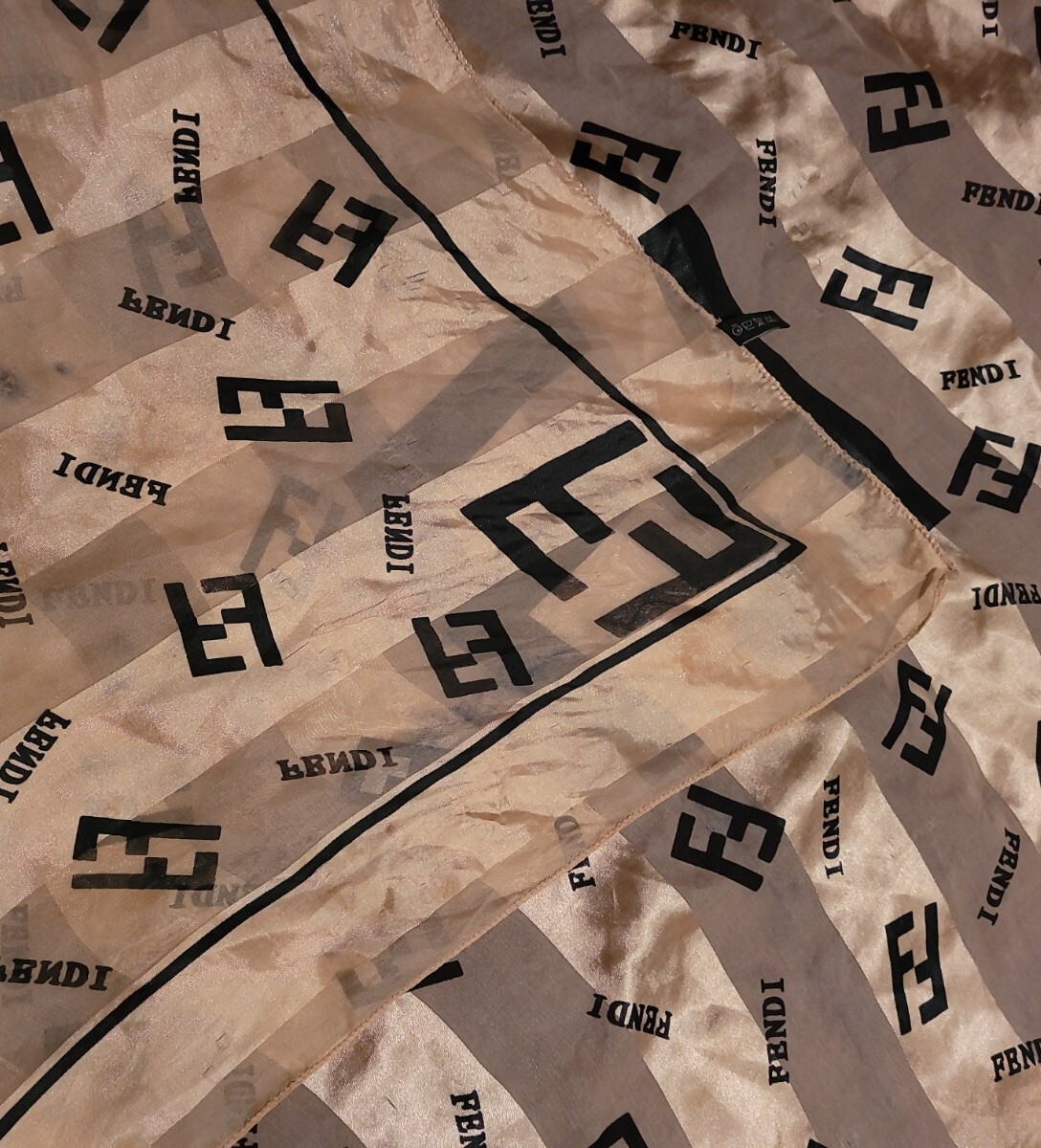 【FENDI】 neutral silk scarves （関税送料込） FENDI SILK SCARF Brown Cream SIGNATURE LOGO 39.5