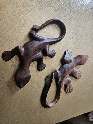 Handgeschnitzter Eidechsen-Gecko-Schlaufenschwanz aus Holz zum Aufhängen