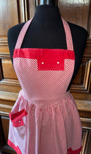 Tablier ancien des années 1950 en coton vichy rouge fait par couturière