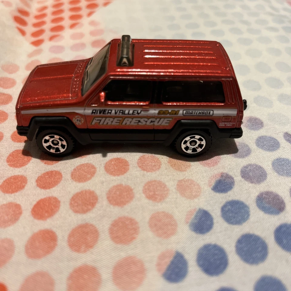 2018 MATCHBOX JEEP CHEROKEE POLICE RIVER VALLEY FIRE RESCUE RED 3" DIECAST SUV - Image 2 of 4