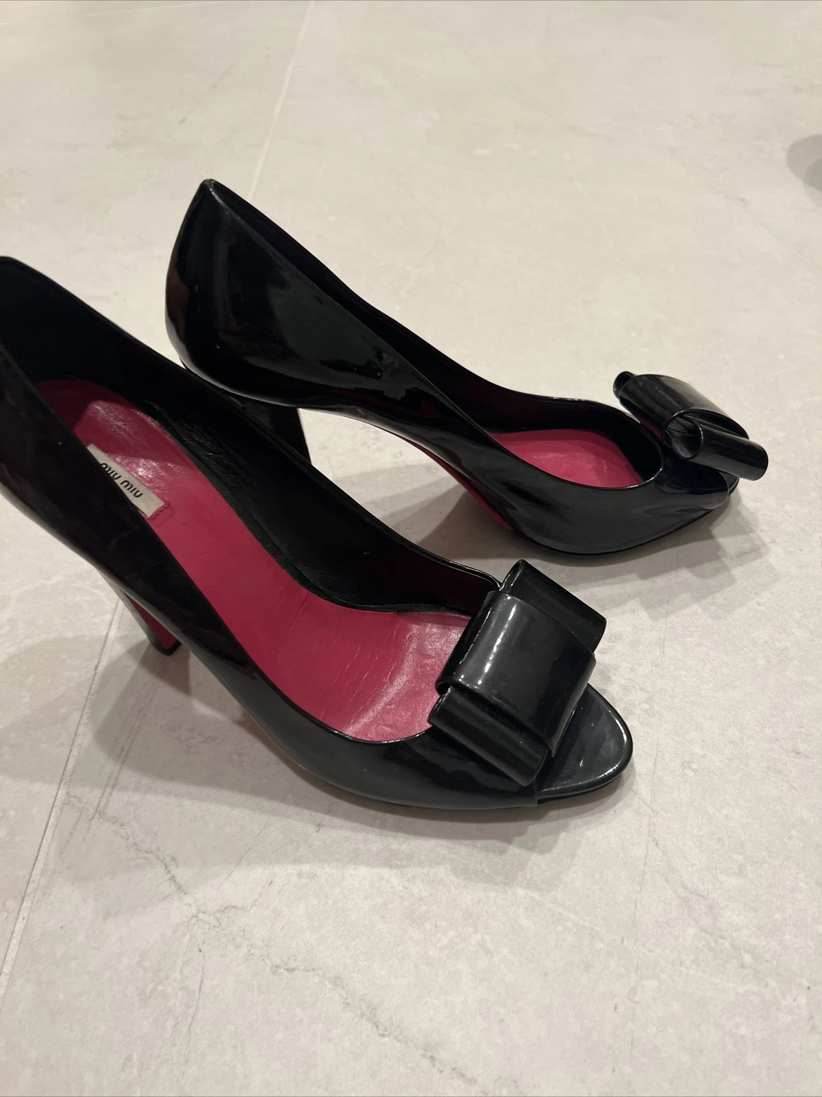 Scarpa da sera Miu Miu nera lacca lucida tacco 4 1 2 pollici taglia 41 (come 10 US)