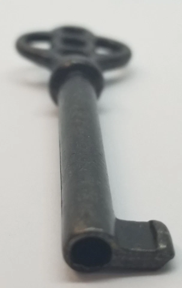 Antigua llave de latón cerradura esqueleto vintage antigua elegante cromo joyería adorno pátina Foto 2 de 4