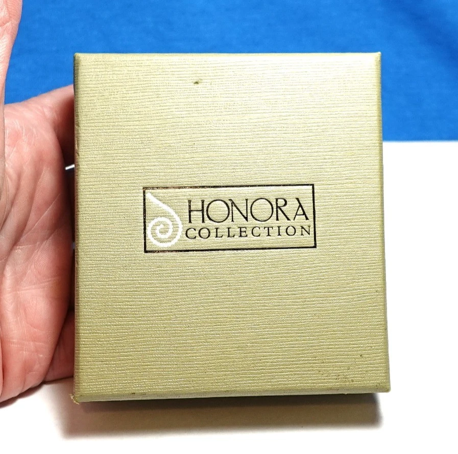 JUEGO DE 6 PENDIENTES PERLA COLECCIÓN HONORA EN CAJA PLATA PERFORADA GOTA Foto 4 de 4