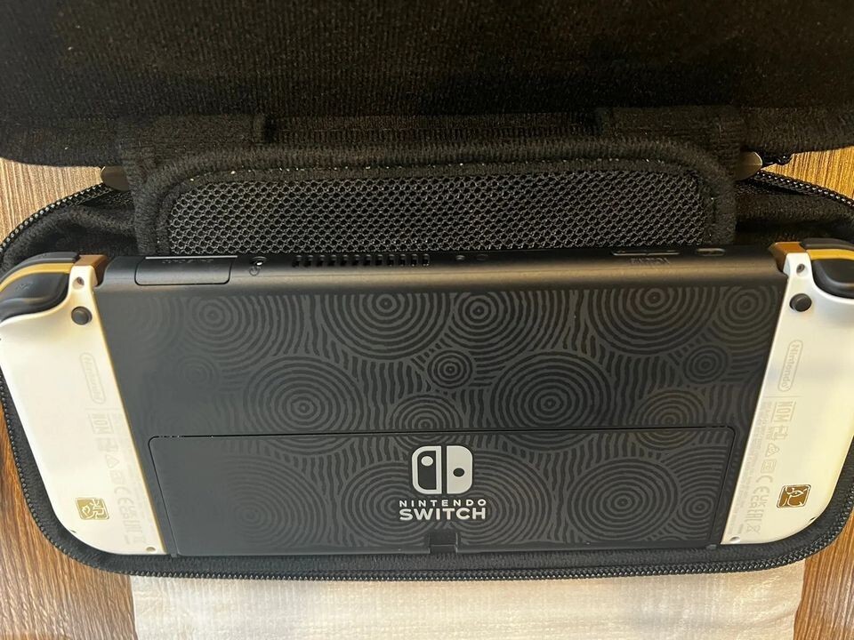 Foto 4 van Nintendo Switch OLED Zelda Bundle
