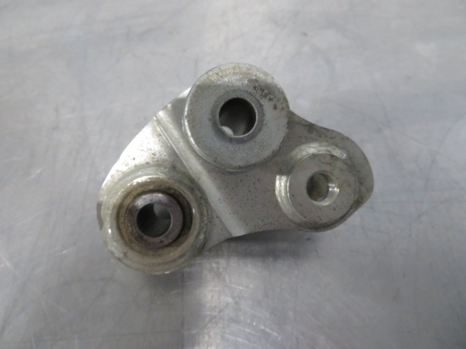 EB667 2010 10 YAMAHA YFZ 450 R REAR SUSPENSION PIVOT LINKAGE LINK RELAY