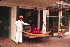 Trabajador en el mercado de queso 1958 en…