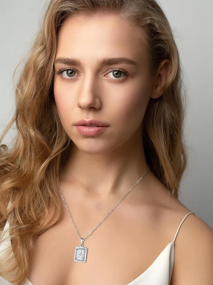 Collar inicial cuadrada U7, chapado en oro/platino A-Z 26 d. O cadena-plata  Foto 2 de 4