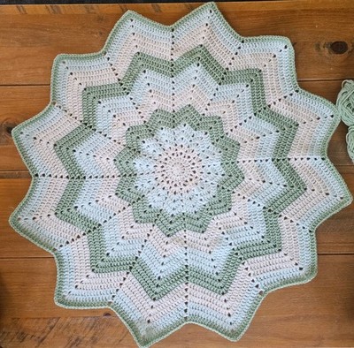 Handgefertigte gehäkelte Stern Babydecke, Kinderwagen Krippe Moses Soft DK Mint, Grün, Creme