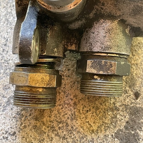 Porsche 964 Oil Cooler Thermostat 96420704706 - Picture 4 of 9