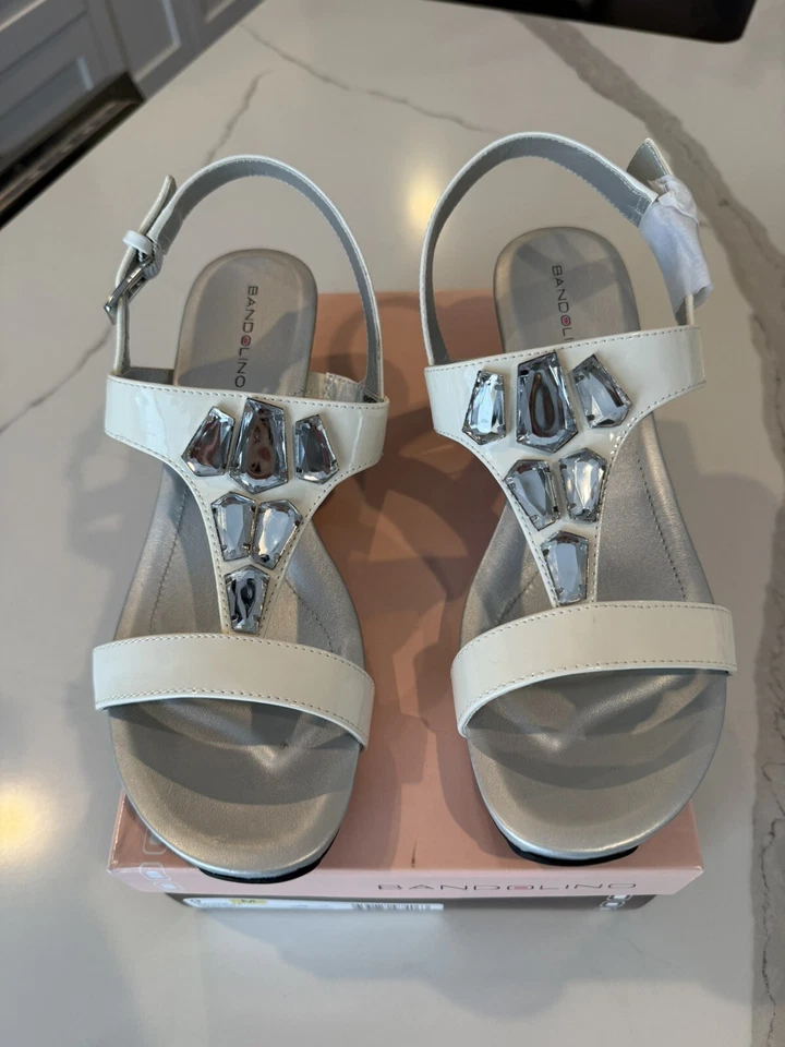 NUEVO EN CAJA Sandalias de Vestir Bandlino “Hopton” Medianas Blancas talla 9M Foto 2 de 4