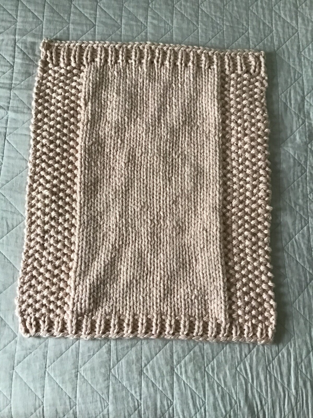 Couverture bébé tricoté main en grosse laine rose hypoallergénique