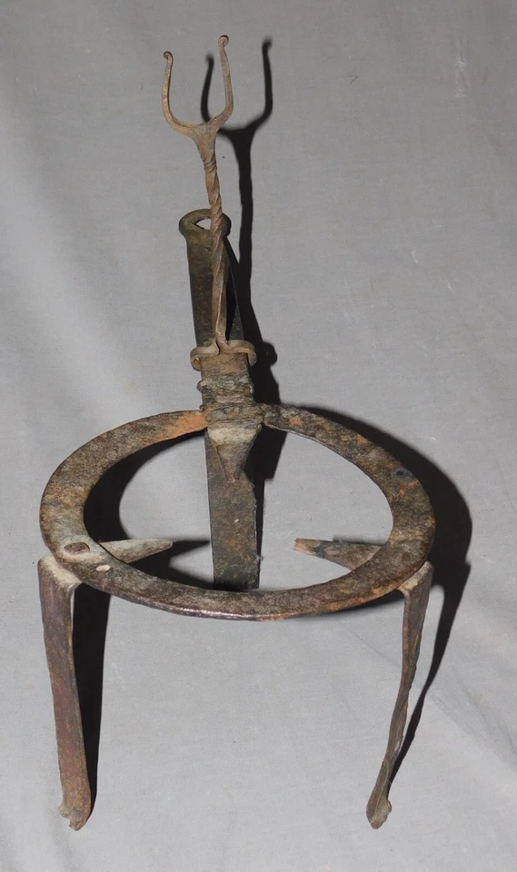 Antigua chimenea de hierro forjado remache tostadora siglo XVIII trípode hecho por herrero Foto 2 de 4