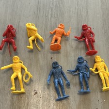 Vtg MPC Astronaut Plastic Figures Lot of 8 Red Yellow Orange Blue