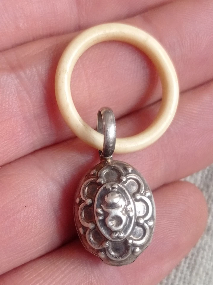 Ancien Hochet Grelot Miniature Accessoire de Poupée Napoléon III Argent Massif - Photo 4/4