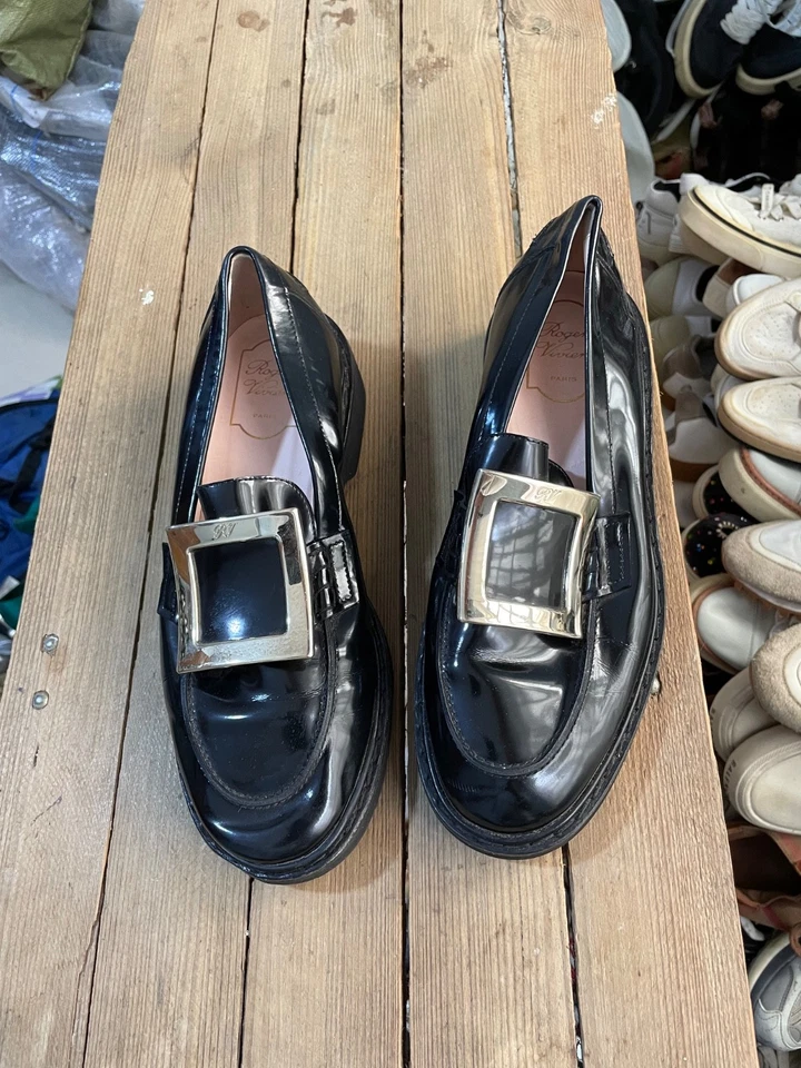 Mocasín Roger Vivier Rangers charol negro dorado tono hebilla talla 39.5 EU Foto 2 de 4