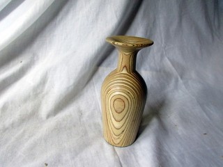 A VINTAGE HAND TURNED PINE WOOD FLOWER VASE