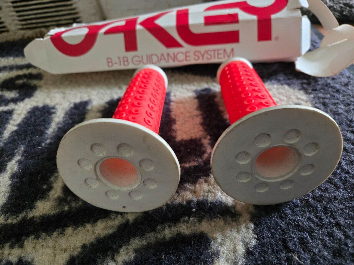 OLD SCHOOL BMX NOS OAKLEY B1-B GRIPS SURVIVORS USA VINTAGE OLD SCHOOL BMX NOS OAKLEY B1-B GRIPS SURVIVORS USA VINTAGE