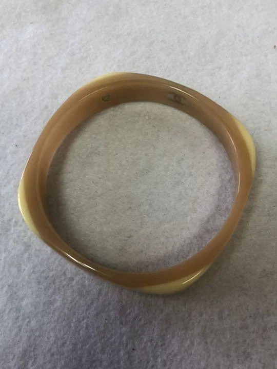 Brazalete brazalete CHANEL beige marca CoCo diámetro interior simple: 2,6 pulgadas Foto 2 de 4