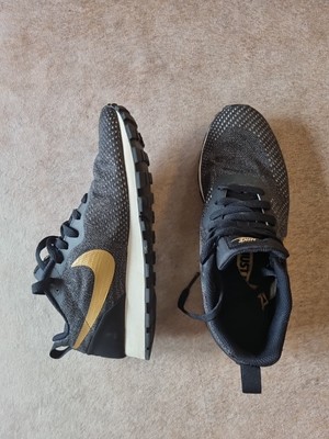 NIKE SNEAKER Textil MD Runner 2 Jogger gr. 37-38.5 Schwarz Gold Beige 