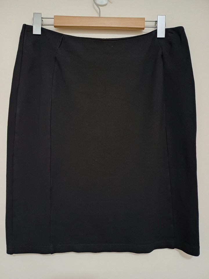 Target BLACK ELASTIC WAIST   Pull On SKIRT SIZE 12 WOMENS