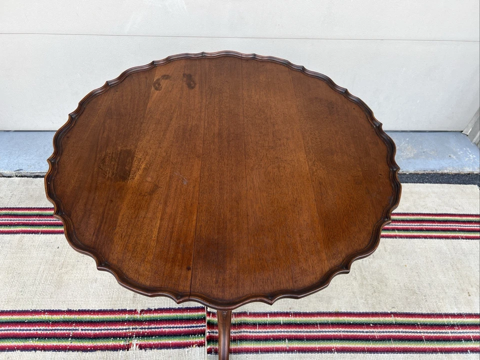 A Vintage Carved Mahogany Pie Crust Parlour Table By Imperial Furniture 1930's - Image 3 of 4