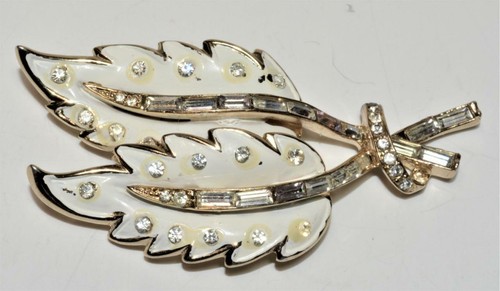 1953 Signed CORO Pat 169,6115 White Enamel Rhinestones LEAVES Shape Pin Brooch - 第 1/3 張圖片