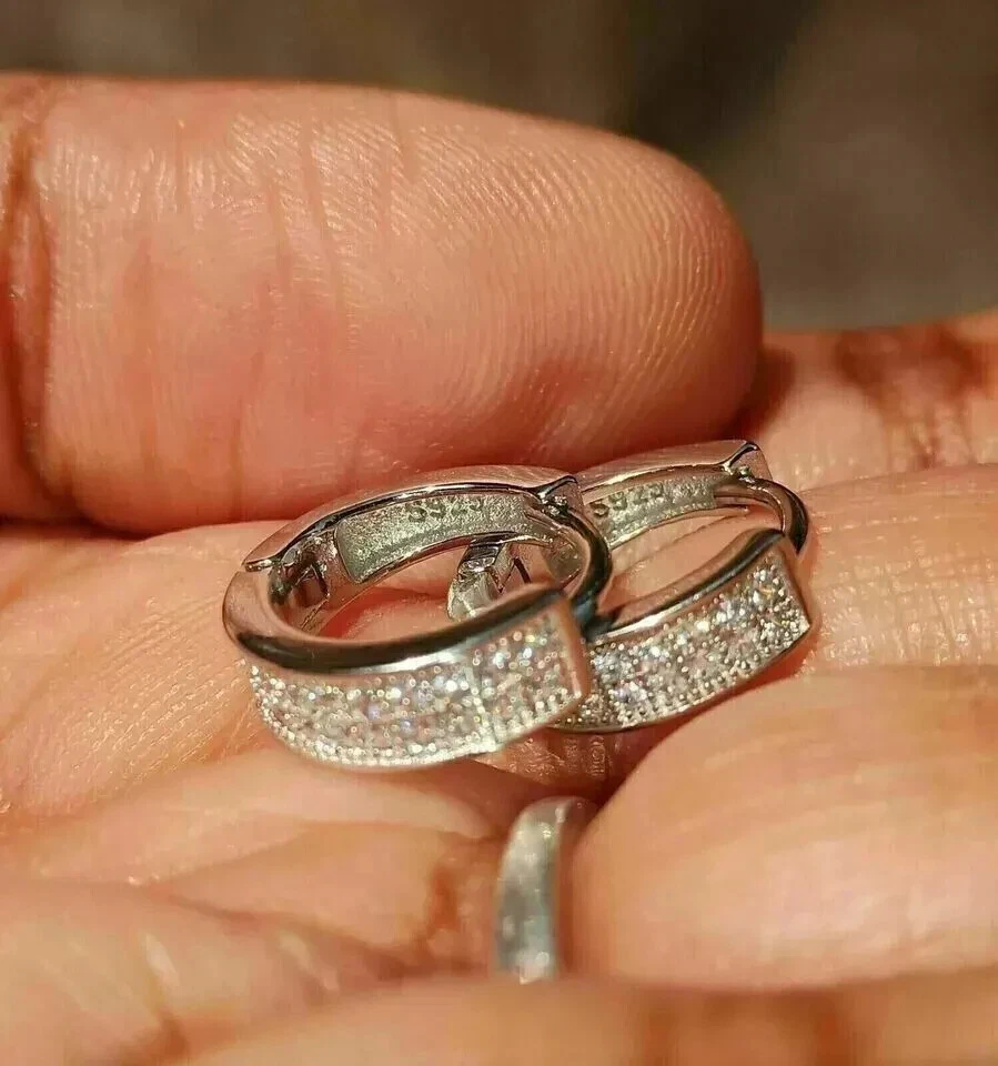 Aretes tipo argolla Huggie de diamantes redondos creados en laboratorio de 2 quilates para hombre enchapados en oro blanco de 14 quilates Foto 2 de 4