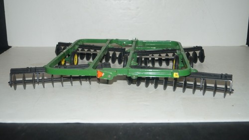 John Deere 1:16 Scale Farm Tractor Center Folding Disc Implement No. 583-7301 - Picture 4 of 10