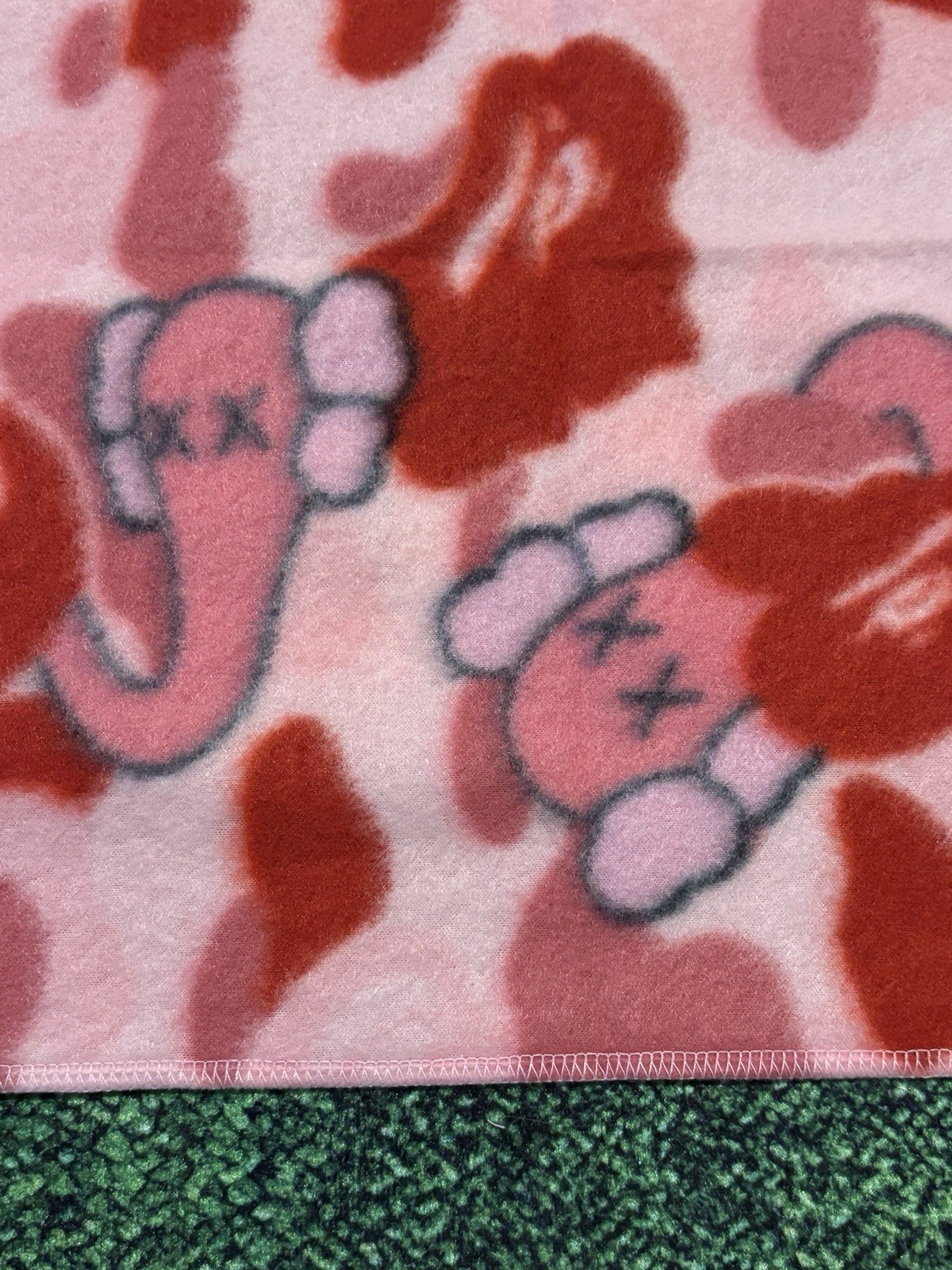 BAPE x Kaws Pink camo fleece mini blanket A Bathing Ape - 2005 thumbnail 2
