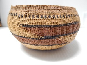 FINE ANTIQUE YUROK (HUPA) CALIFORNIA GLOBULAR GIFT SIZED BASKET - CLEAN + NICE