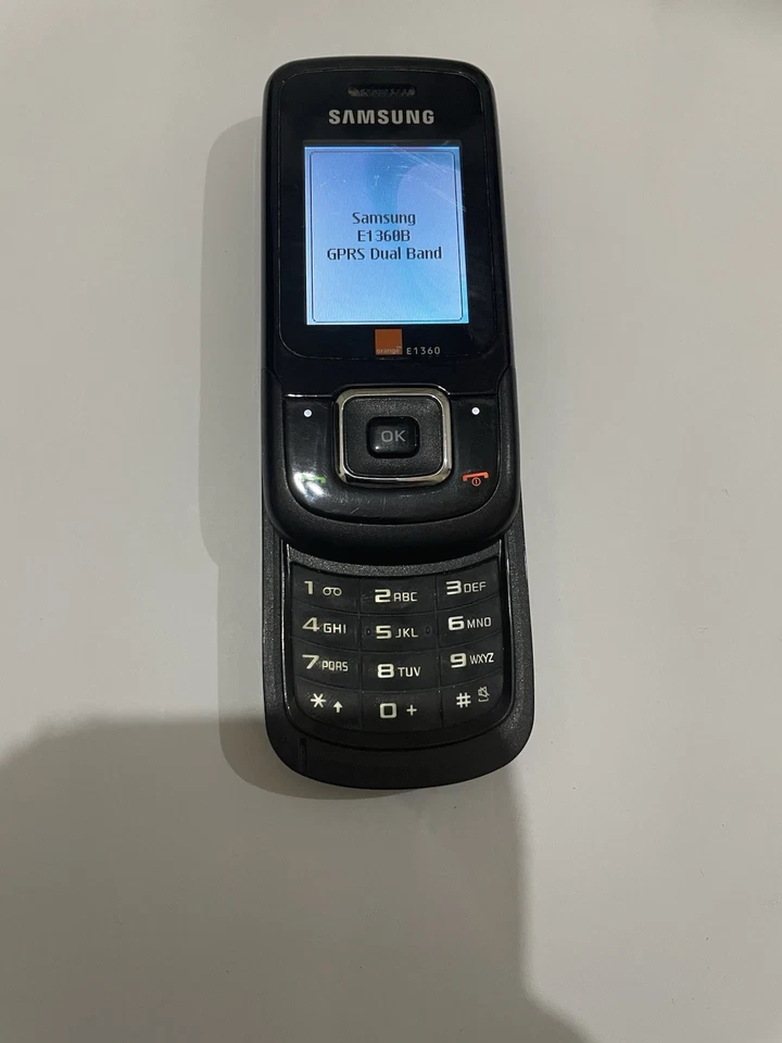 Samsung E1360 Black (Unlocked) Mobile Phone, photo 4 of 5