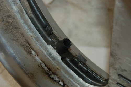 1999 SUZUKI MARAUDER VZ800 FRONT WHEEL/RIM - Picture 4 of 8